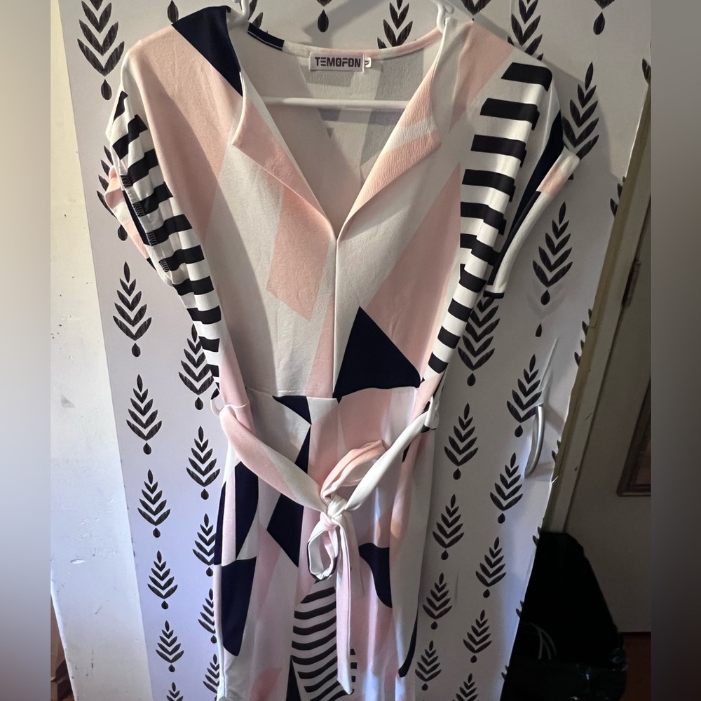MIDI dress. Geometric with tie. Medium. Like new condition